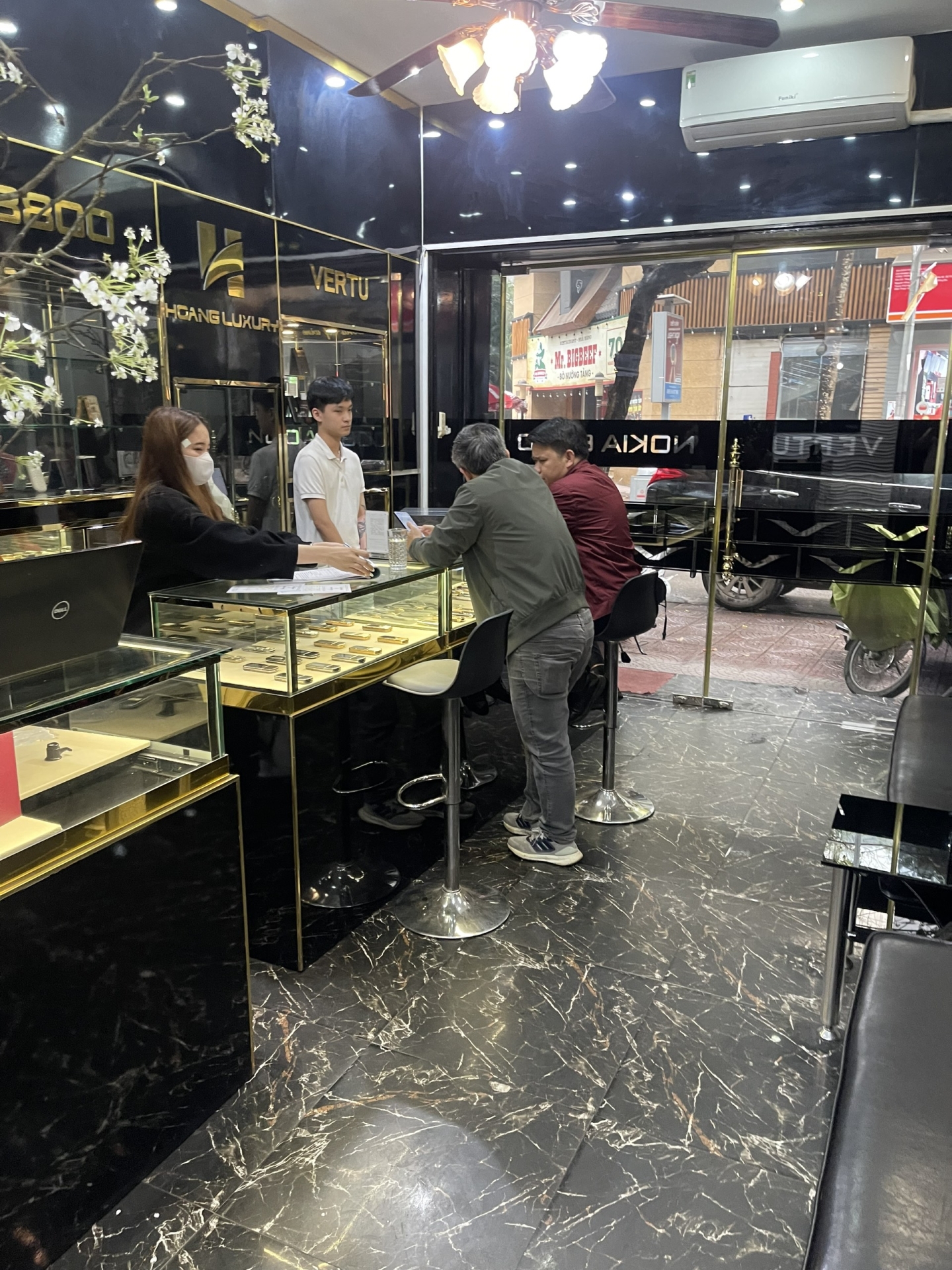 MƯA GIÓ BÀN GIAO 1 CẶP VERTU ASTER P NEW 2024 TẠI HOÀNG LUXURY