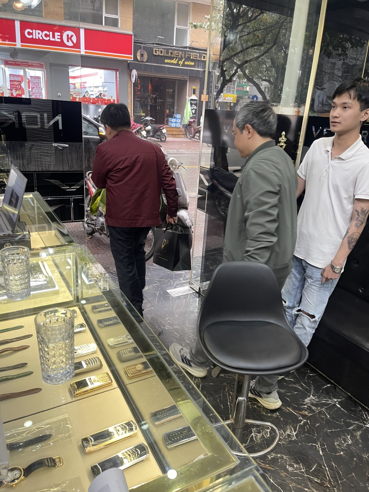 MƯA GIÓ BÀN GIAO 1 CẶP VERTU ASTER P NEW 2024 TẠI HOÀNG LUXURY