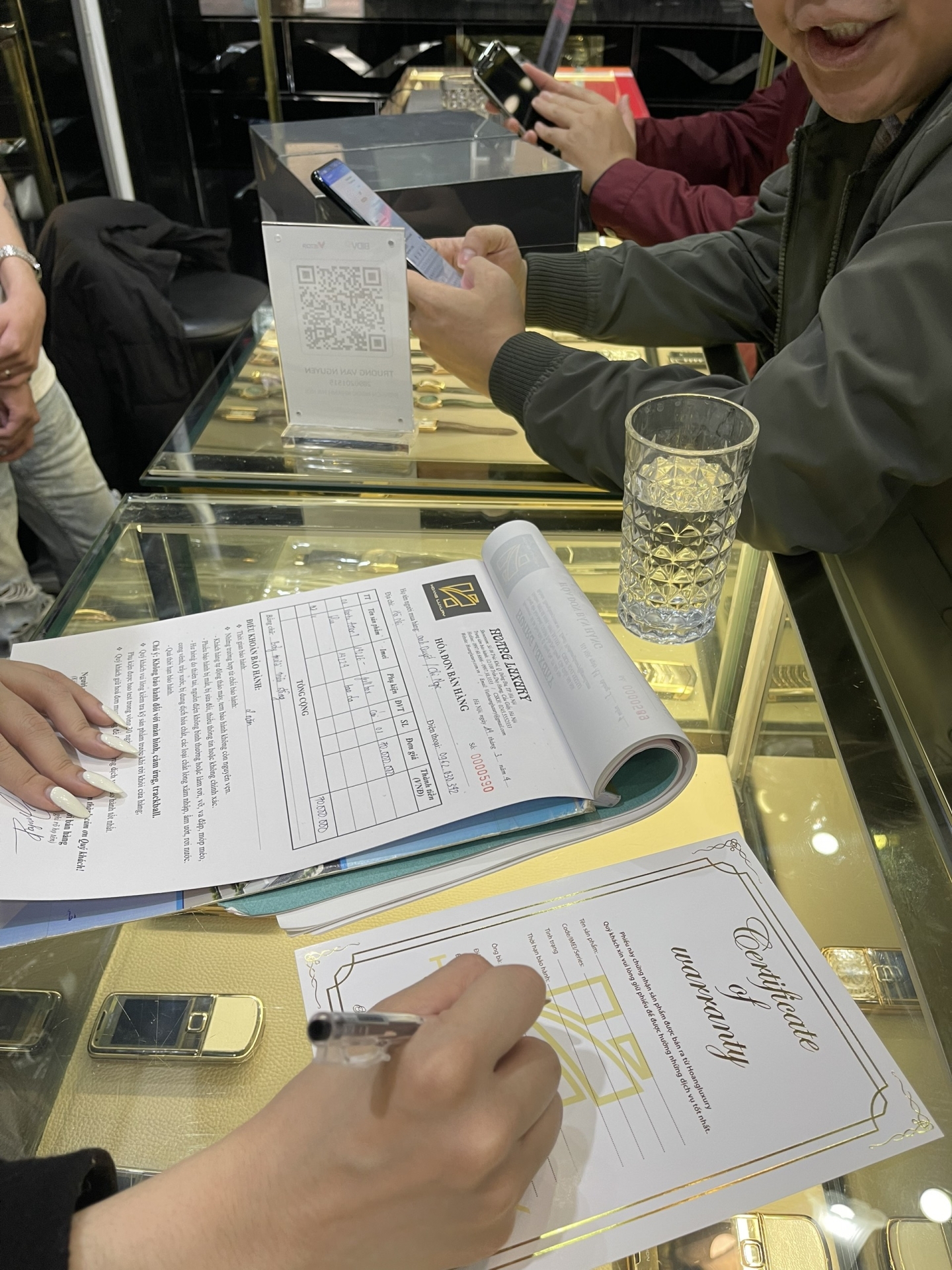 MƯA GIÓ BÀN GIAO 1 CẶP VERTU ASTER P NEW 2024 TẠI HOÀNG LUXURY