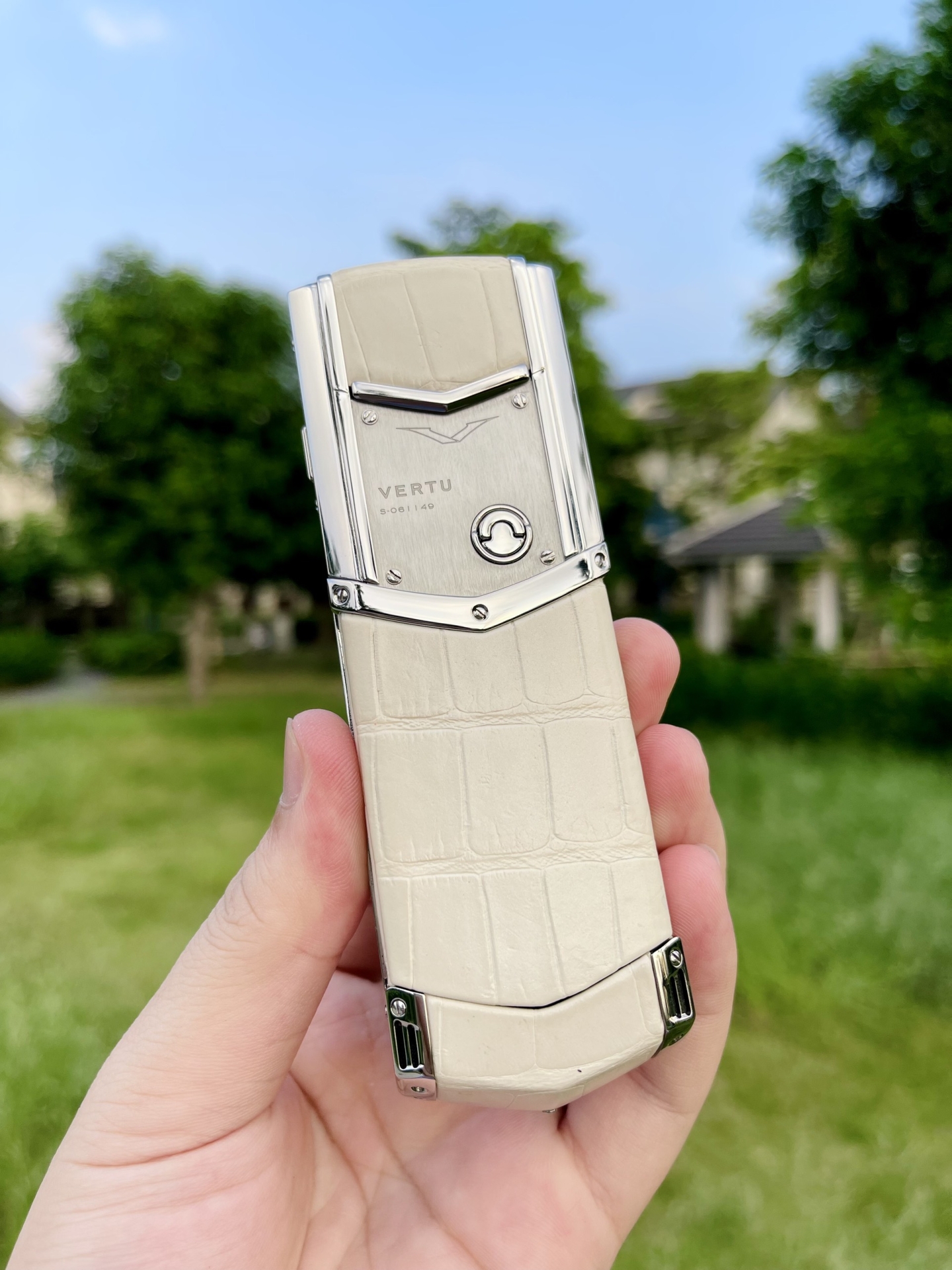 Vertu Signature S Pure White Alligator
