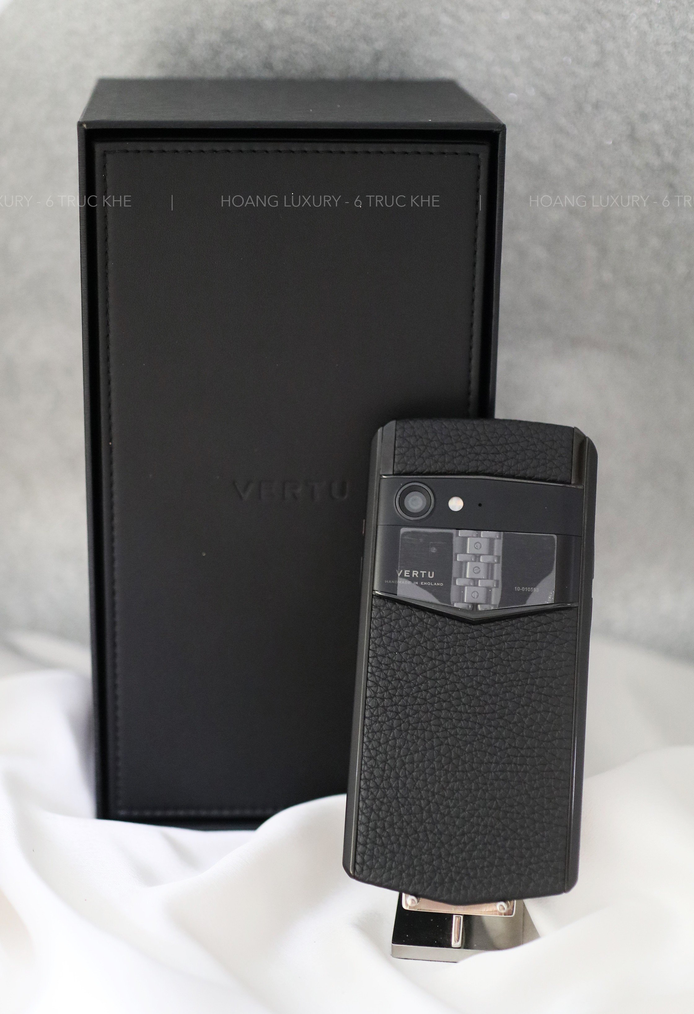 Vertu Aster P Black Calf New: Giá tham khảo 105 triệu đồng