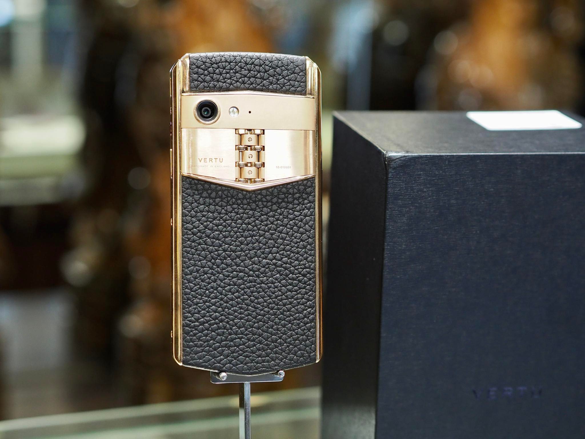 Vertu Aster P Rose Gold New: Giá tham khảo 450 triệu đồng.