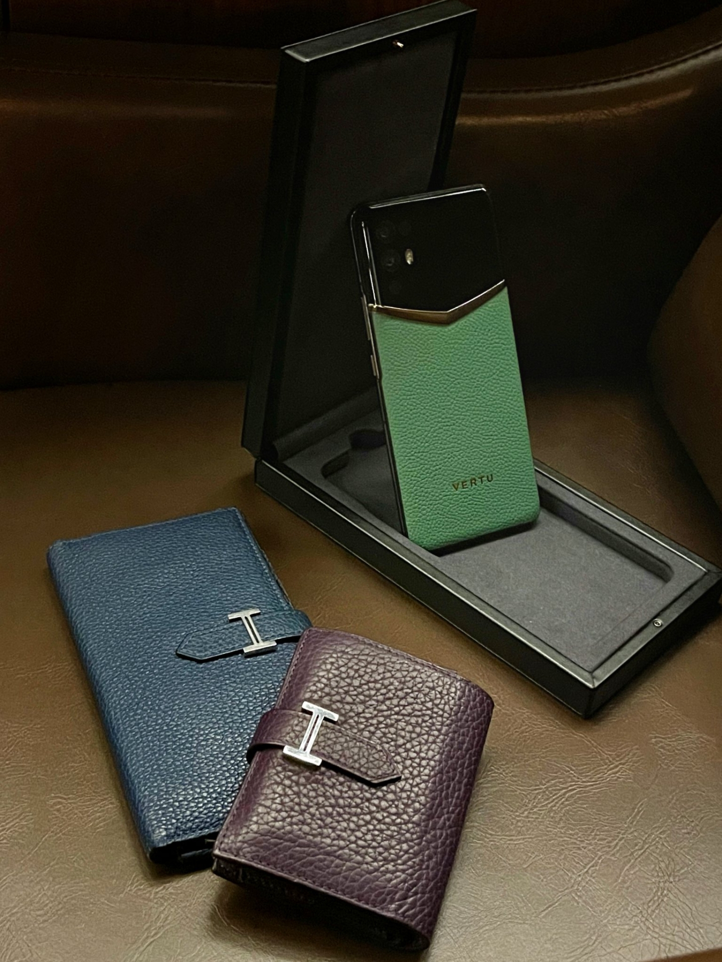 Túi đựng điện thoại METAVERTU bằng da cá sấu độc quyền