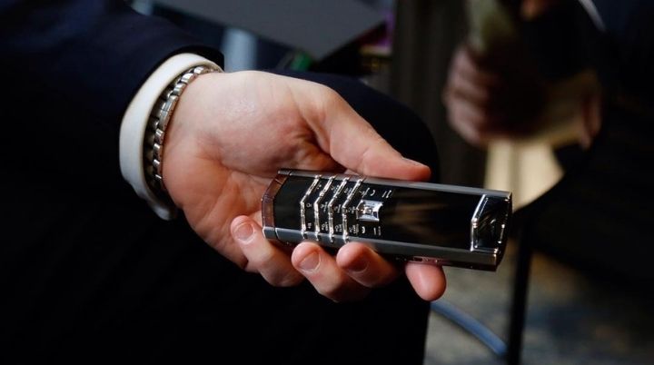 với giới thượng lưu, tay cầm Iphone lướt, tay cầm Vertu nghe mới gọi là đẳng cấp.