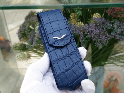 để điện thoại vertu trong bao da