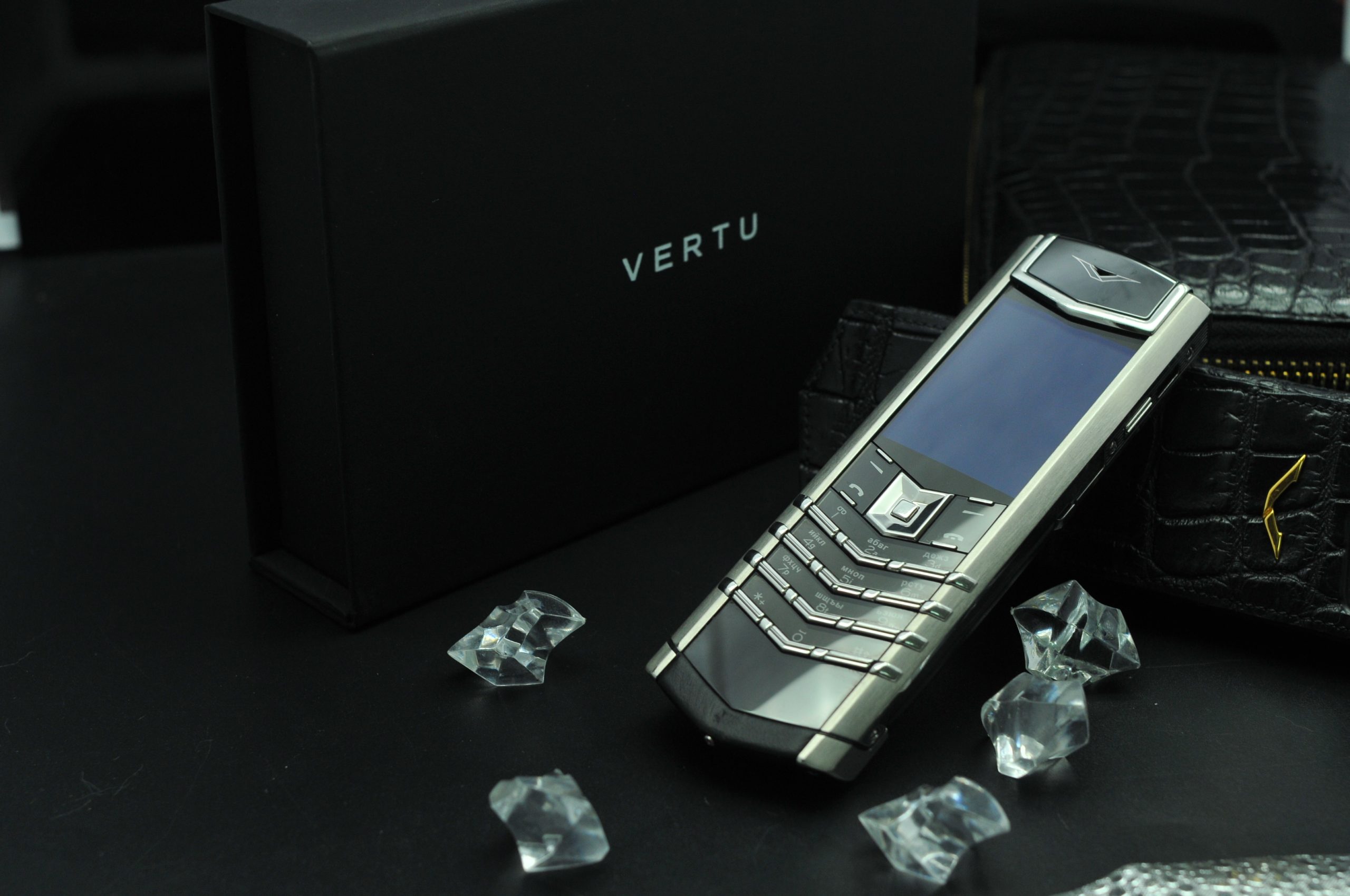 Vertu Signature S được làm thủ công