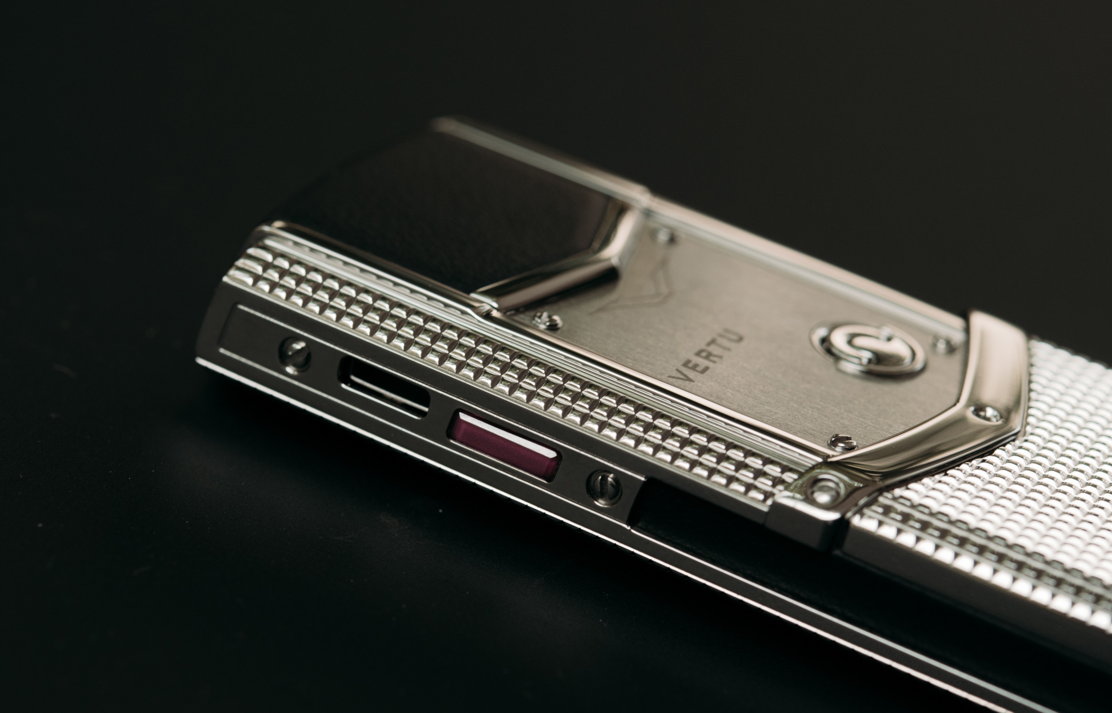 Vệ sinh bề mặt Vertu Signature S – chăm sóc từng chi tiết nhỏ