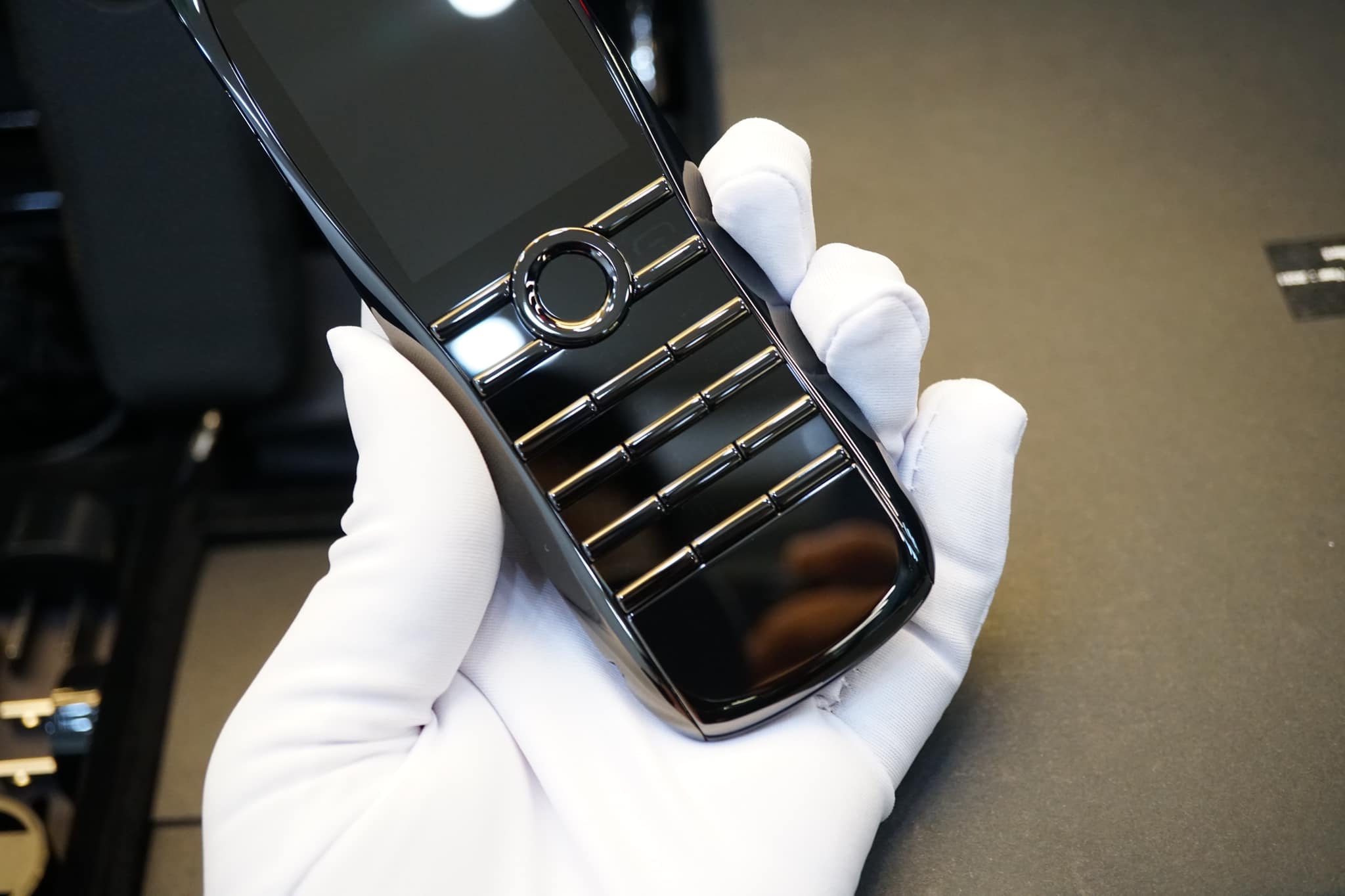 Kính sapphire cao cấp của điện thoại XOR