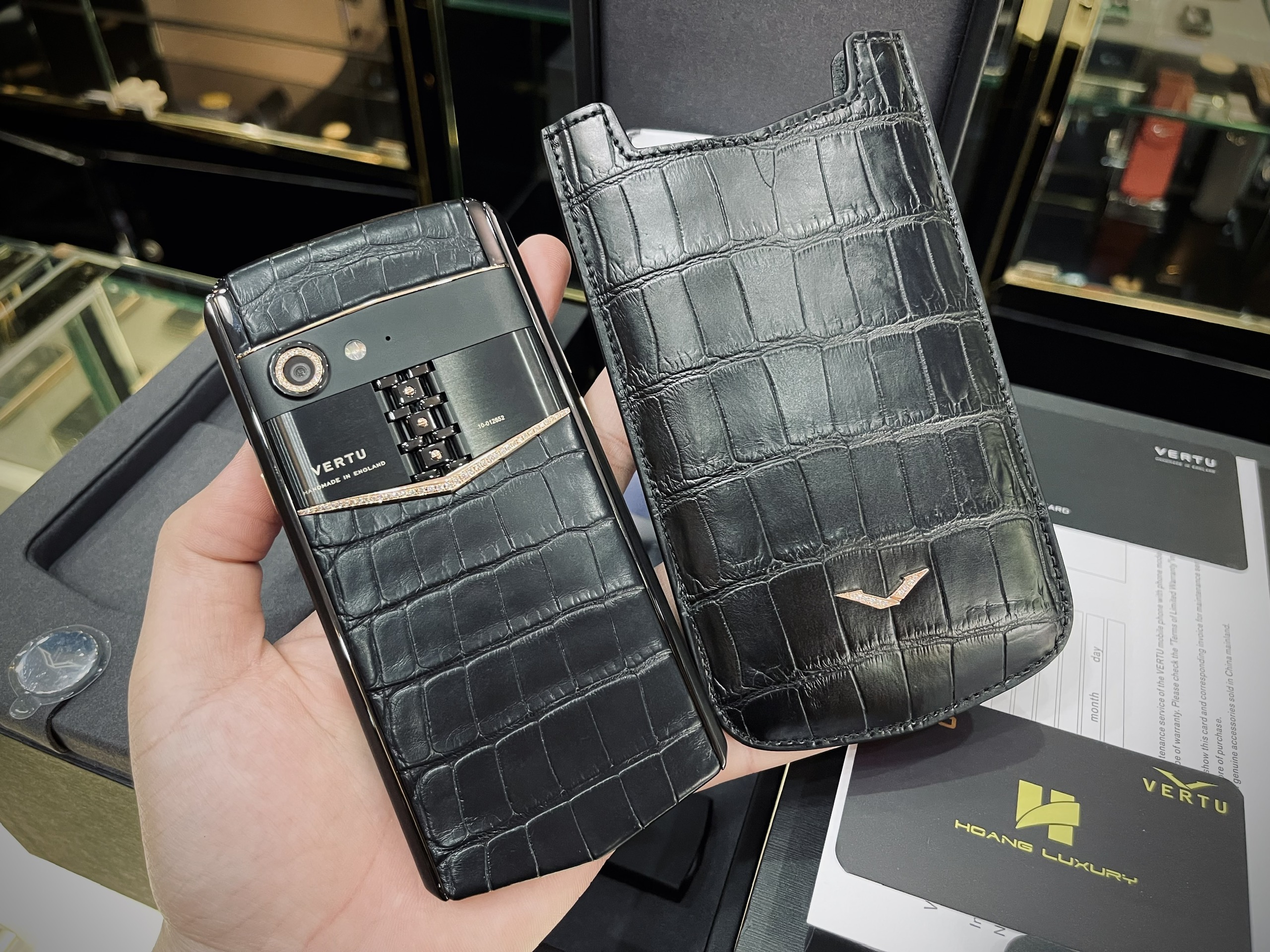 Vertu Aster P Gold Diamonds Alligator giá 250 triệu đồng