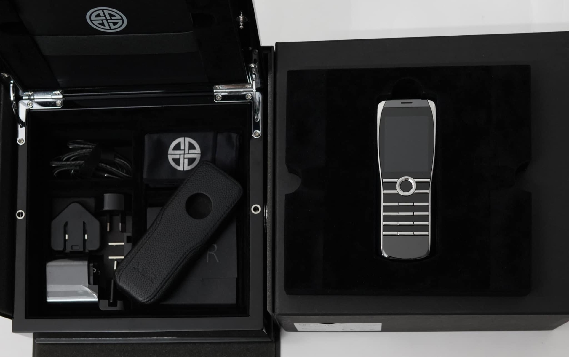 Đến ngay với Hoang Luxury để trải nghiệm dùng thử và đặt mua chiếc điện thoại Xor chính hãng này nhé.