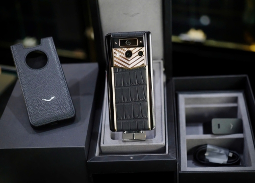 METAVERTU 2 GENERATION LUXURY CUSTOM MADE GOLD WITH DIAMONDS ALLIGATOR BLACK