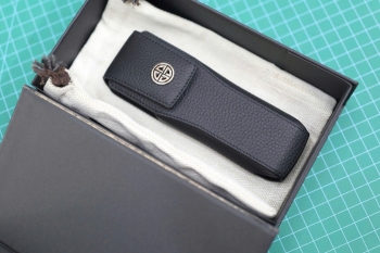 Bao da điện thoại XOR da togo logo vàng hồng