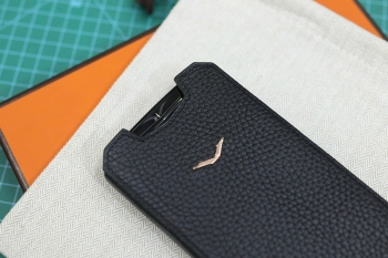 Bao da Vertu Agent Q da bê