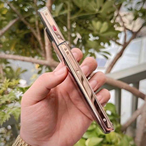 VERTU AGENT Q VÀNG KHỐI ĐIỂM KIM CƯƠNG CUSTOM