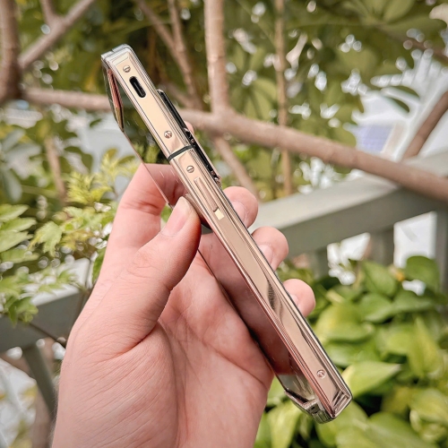 VERTU AGENT Q VÀNG KHỐI ĐIỂM KIM CƯƠNG CUSTOM